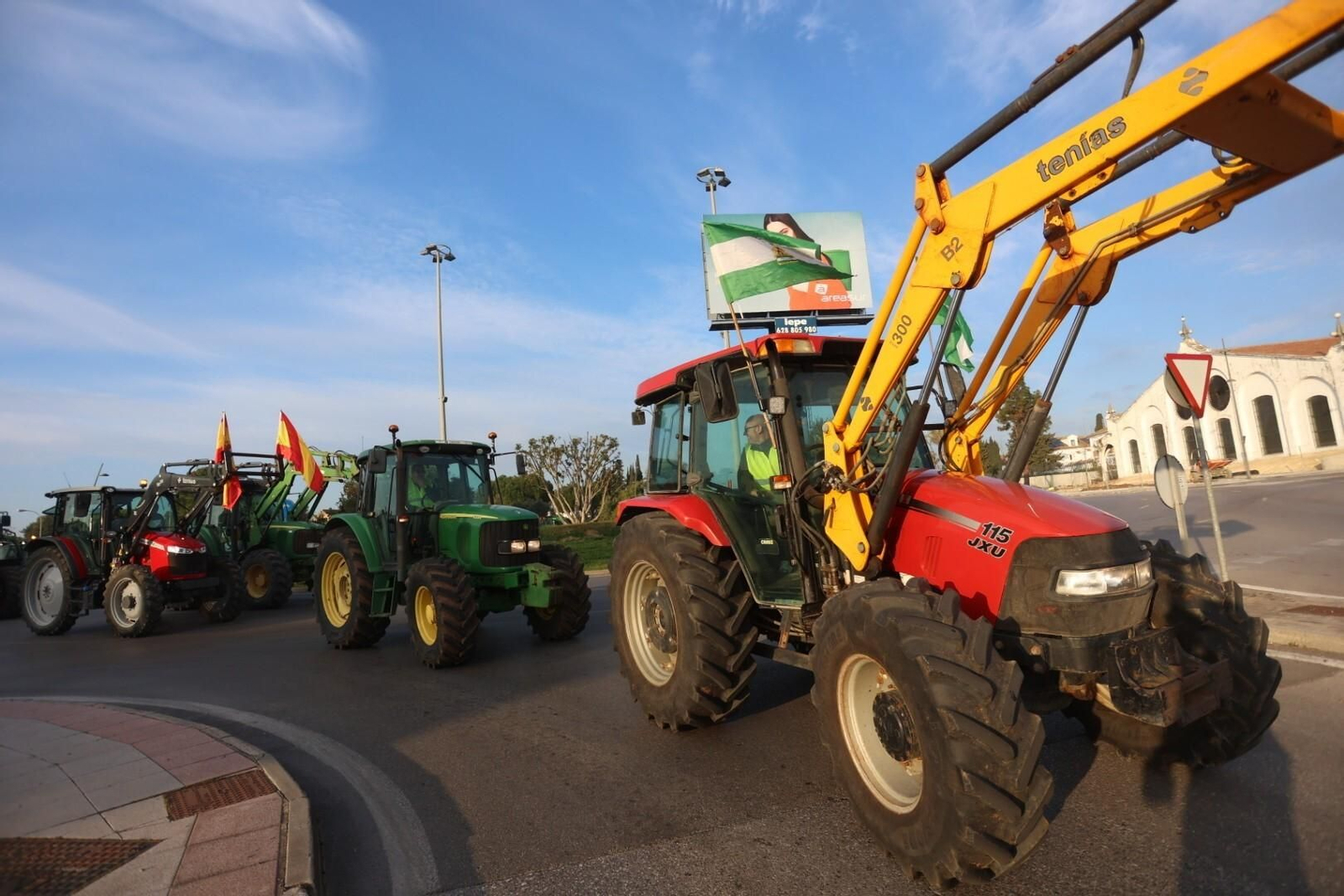 Agricultores y ganaderos colapsan con sus tractores los accesos a Jerez