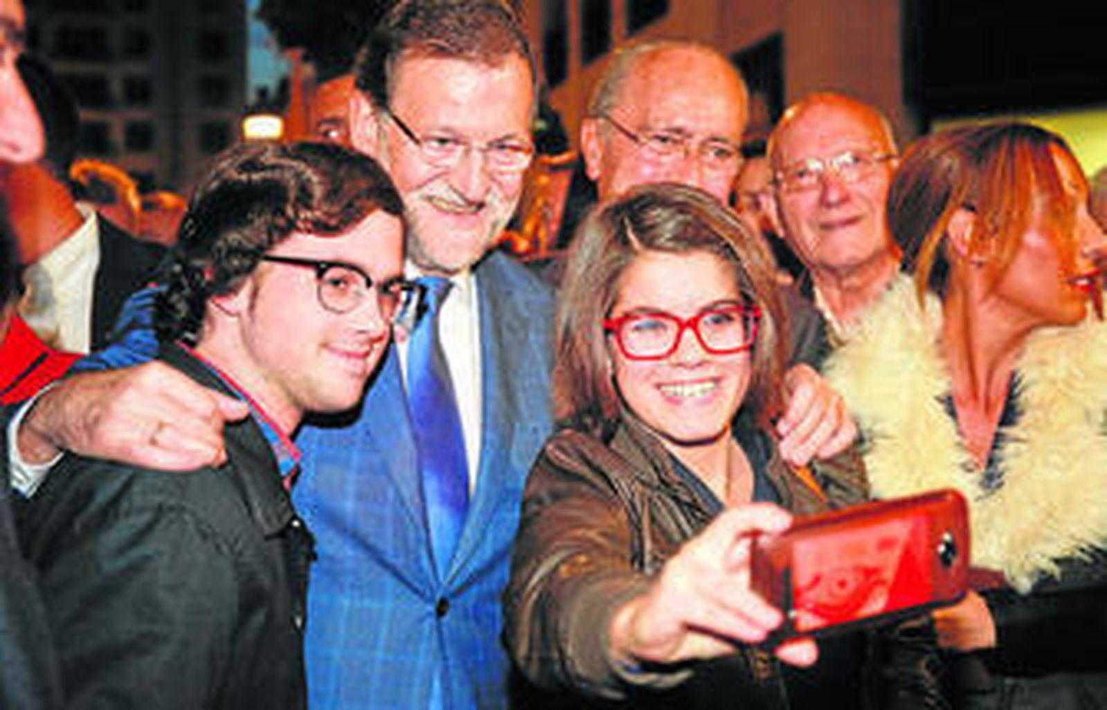 Rajoy se fotografía ayer con dos jóvenes en la calle Larios de Málaga.