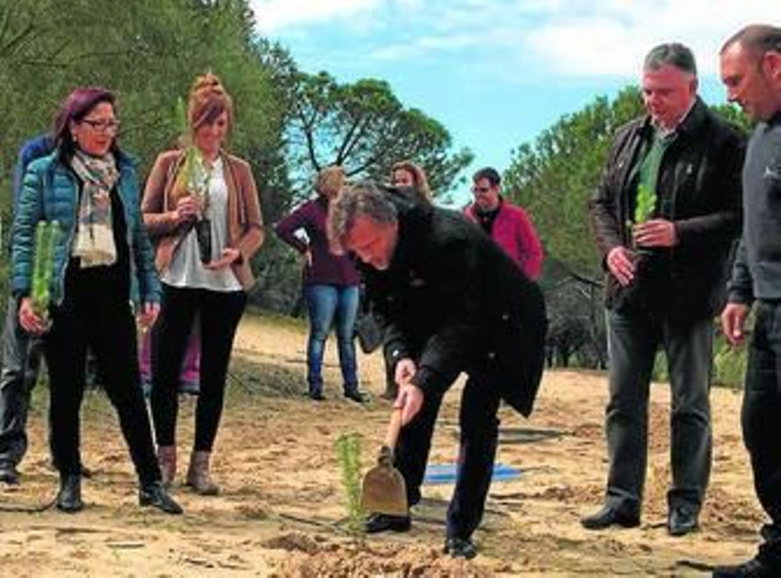 El consejo de Medio Ambiente plantando un árbol.
