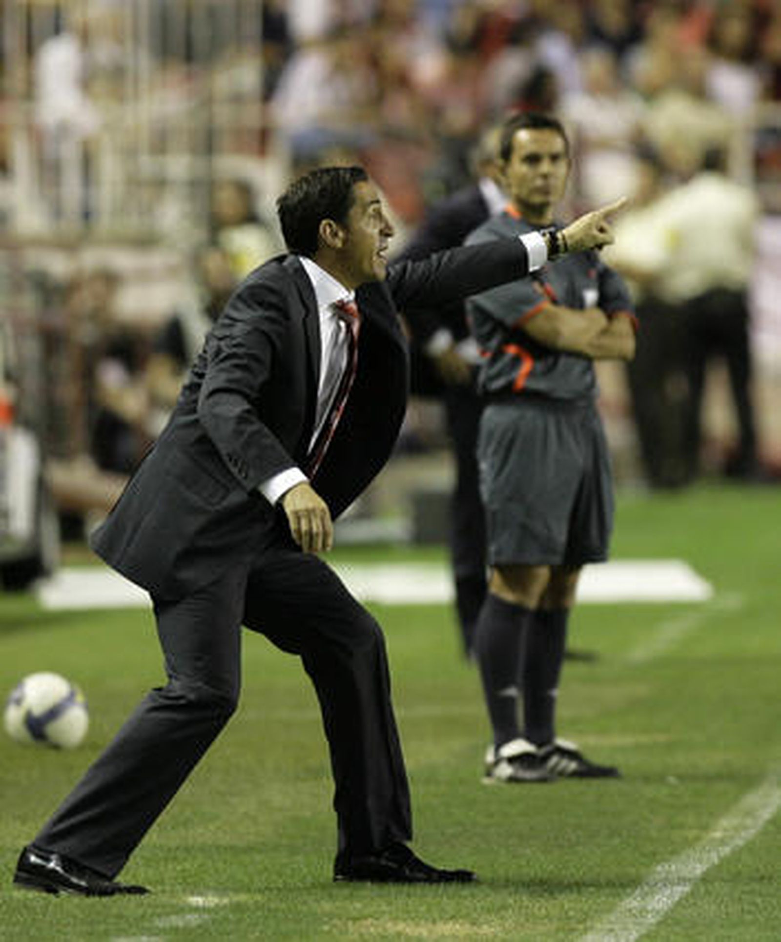 Jiménez gesticula en la banda durante un Sevilla-Sporting de Gijón.

Foto: Antonio Pizarro
