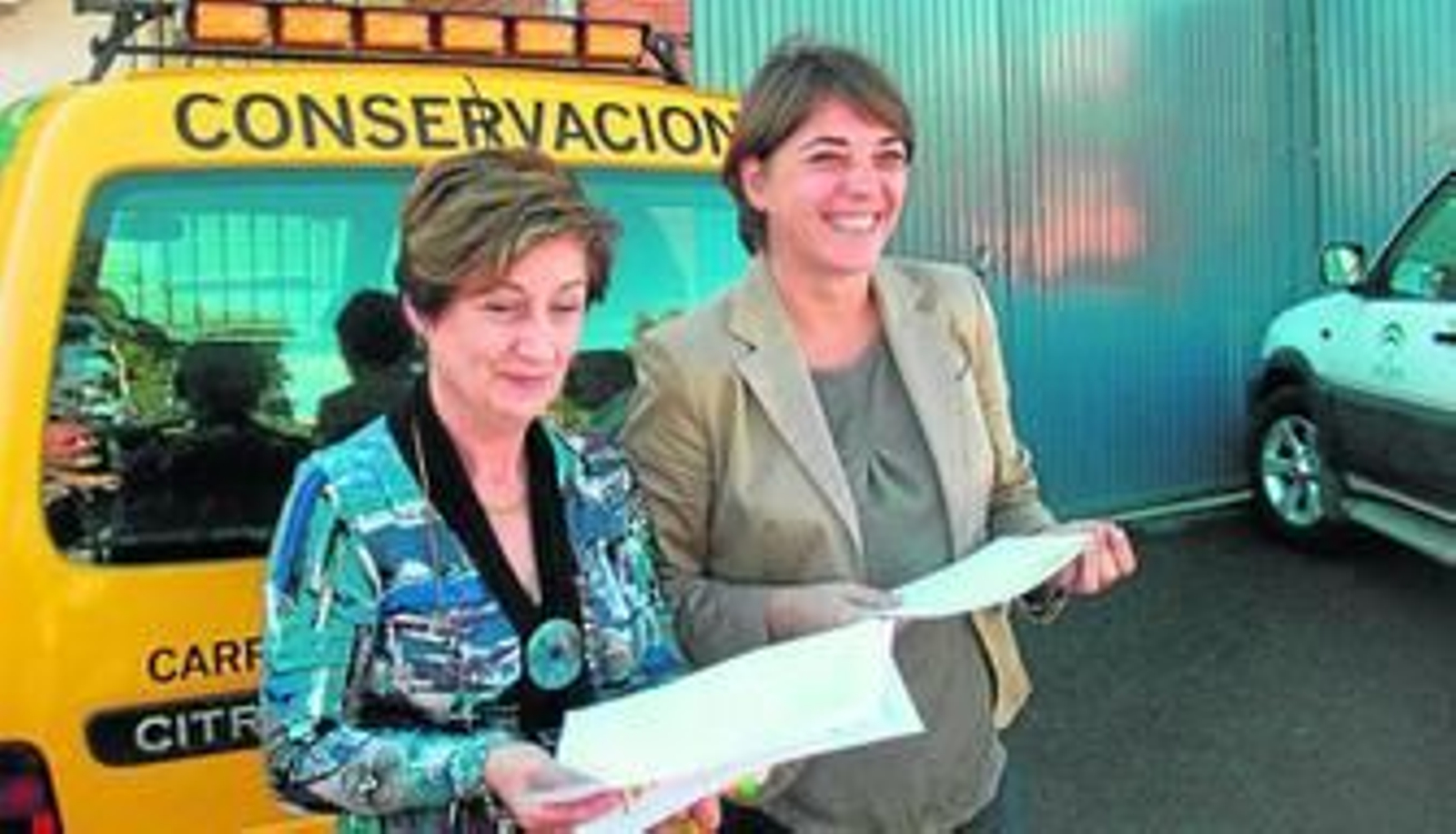 La delegada de Fomento, Encarna Caparrós, y la consejera del mismo área, Elena Cortés, ayer, en Huércal-Overa.