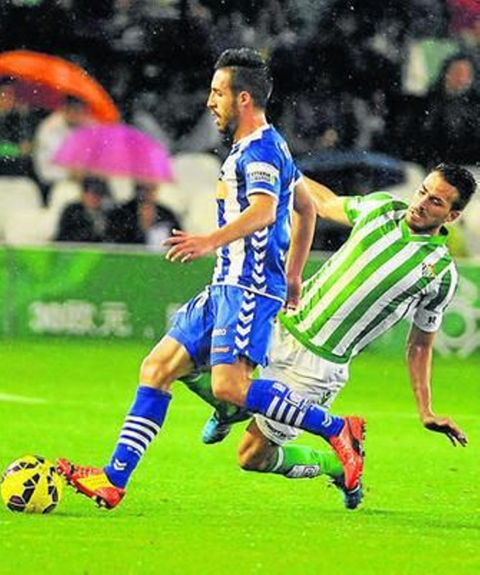 Xavi Torres intenta robar la pelota a Toribio.