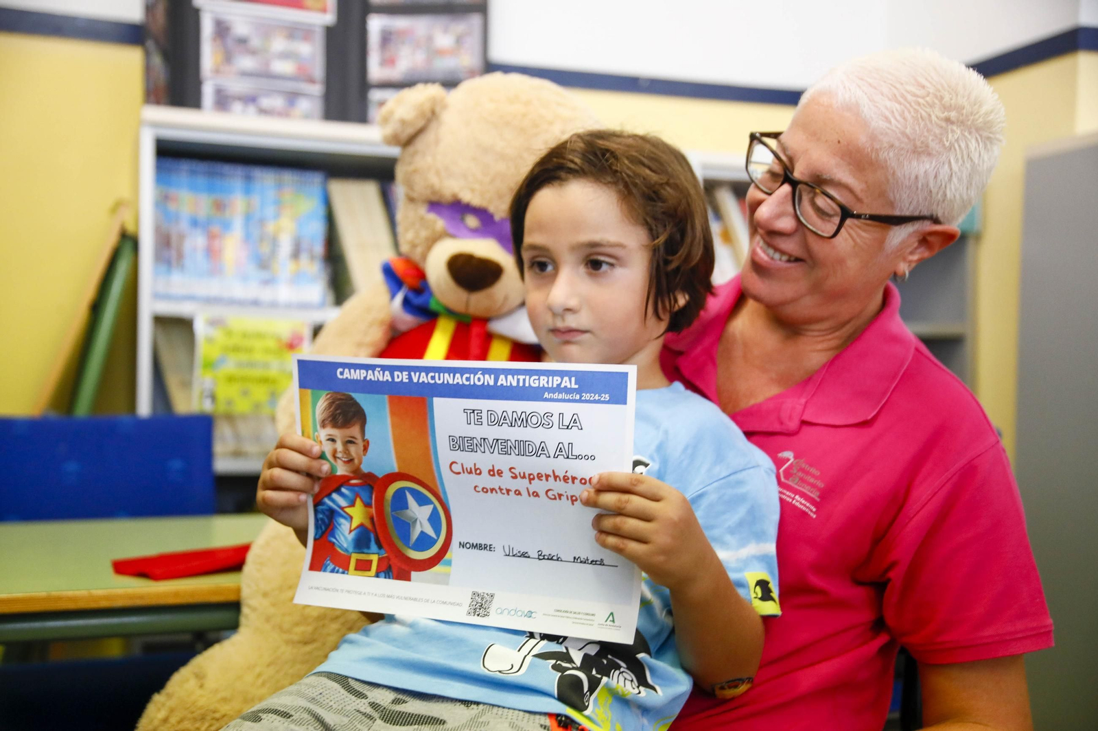 Las imágenes de la campaña de vacunación antigripal a los niños en el CEIP Adela Díaz de Almería