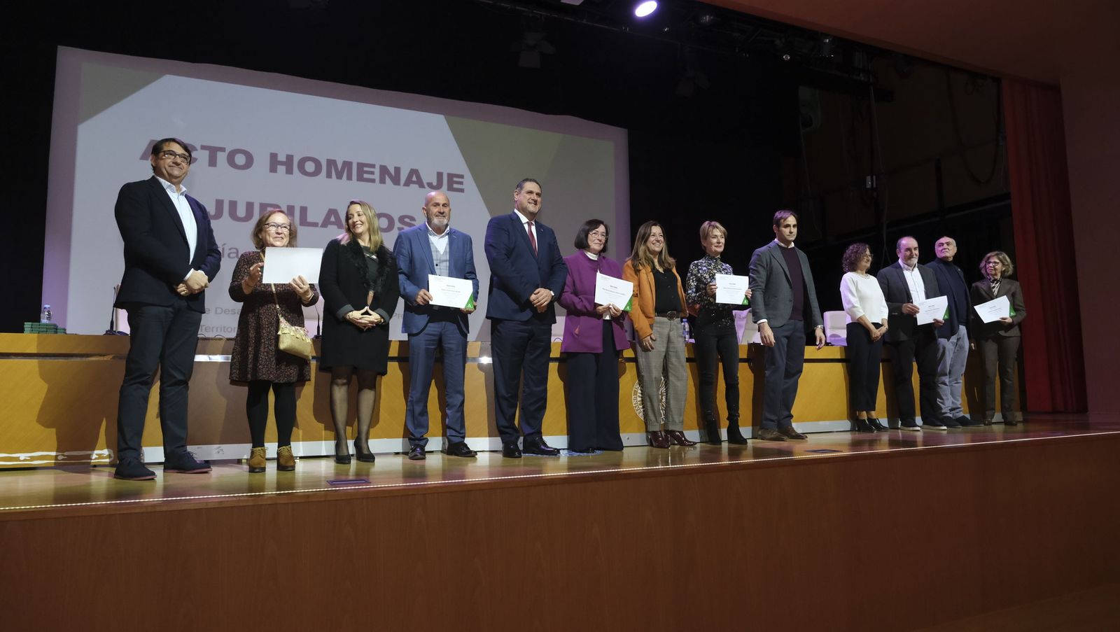Los maestros docentes jubilados reciben su homenaje en la paraninfo de la UAL