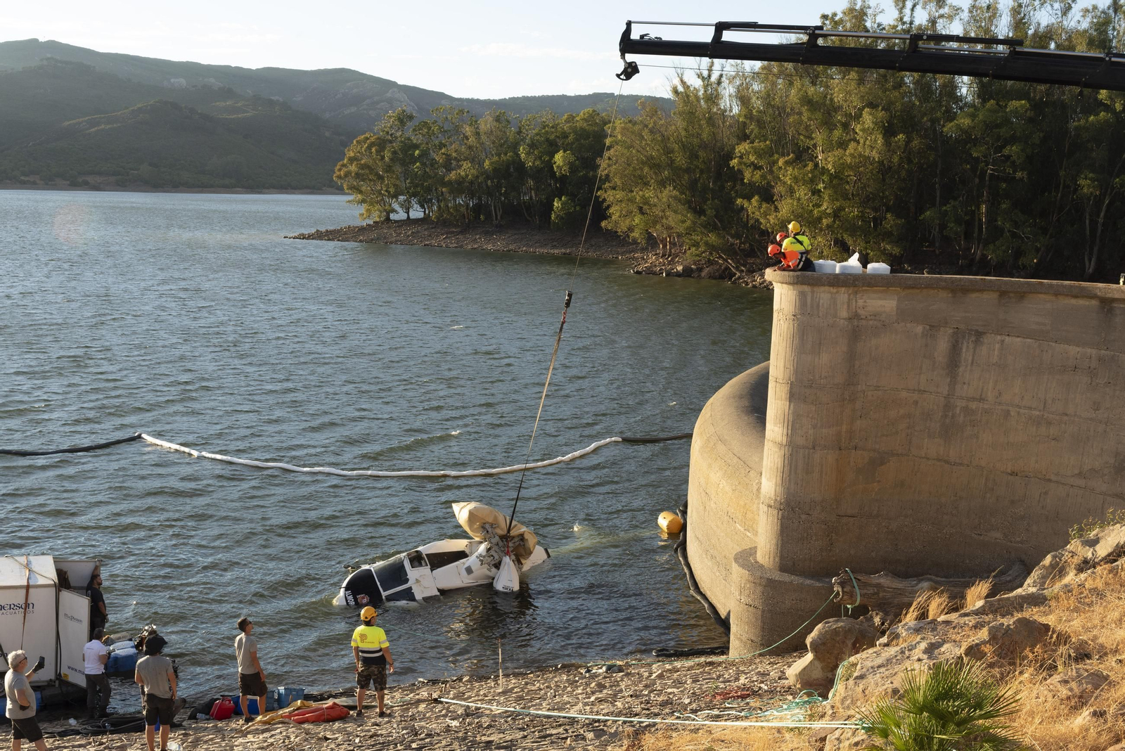 Las fotografías del rescate del helicóptero accidentado en el embalse de Guadarranque