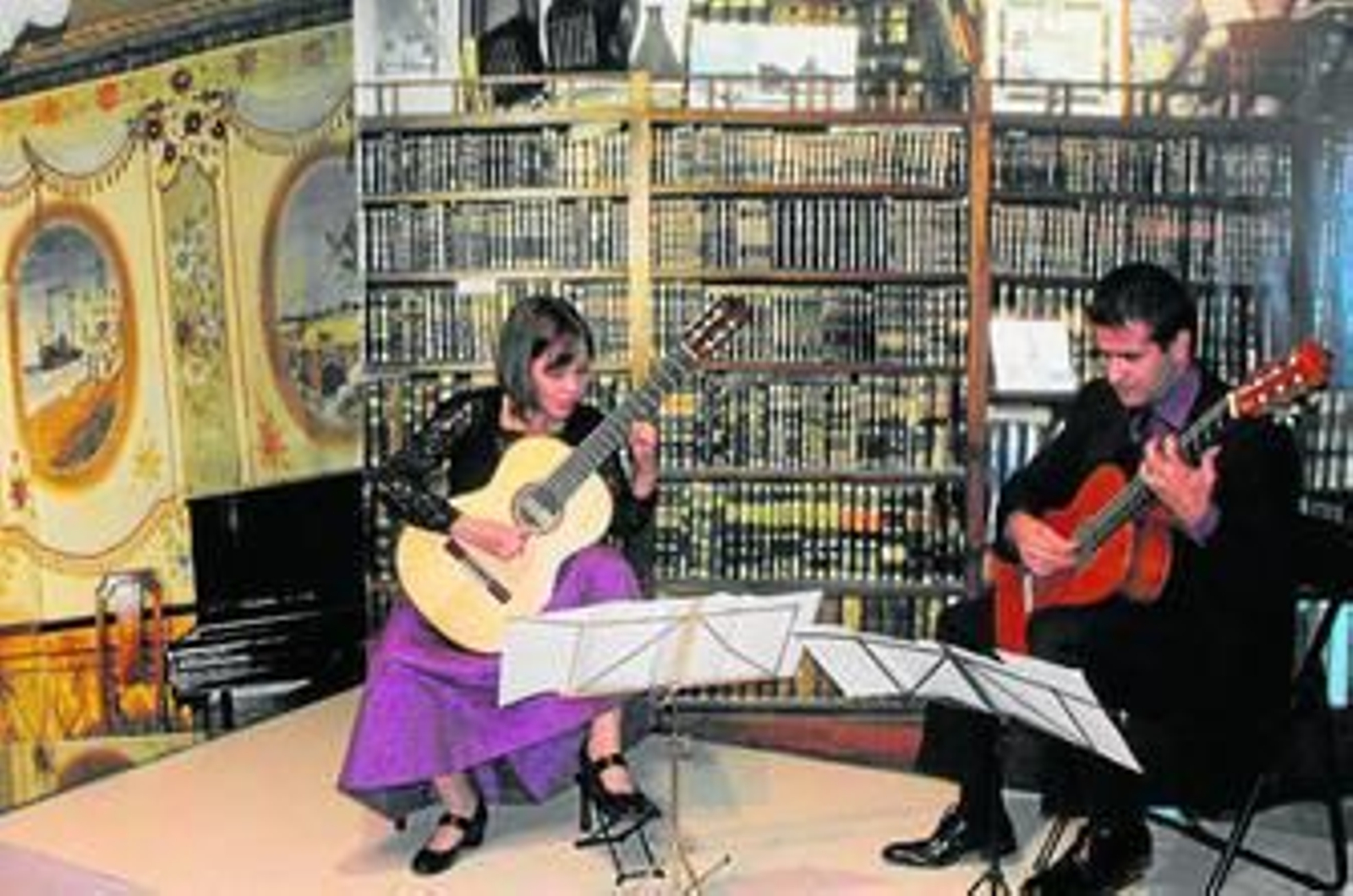 Concierto de los guitarristas Paola Requena y Víctor Bravo en el Museo Comarcal 'Miguel Guirao'.