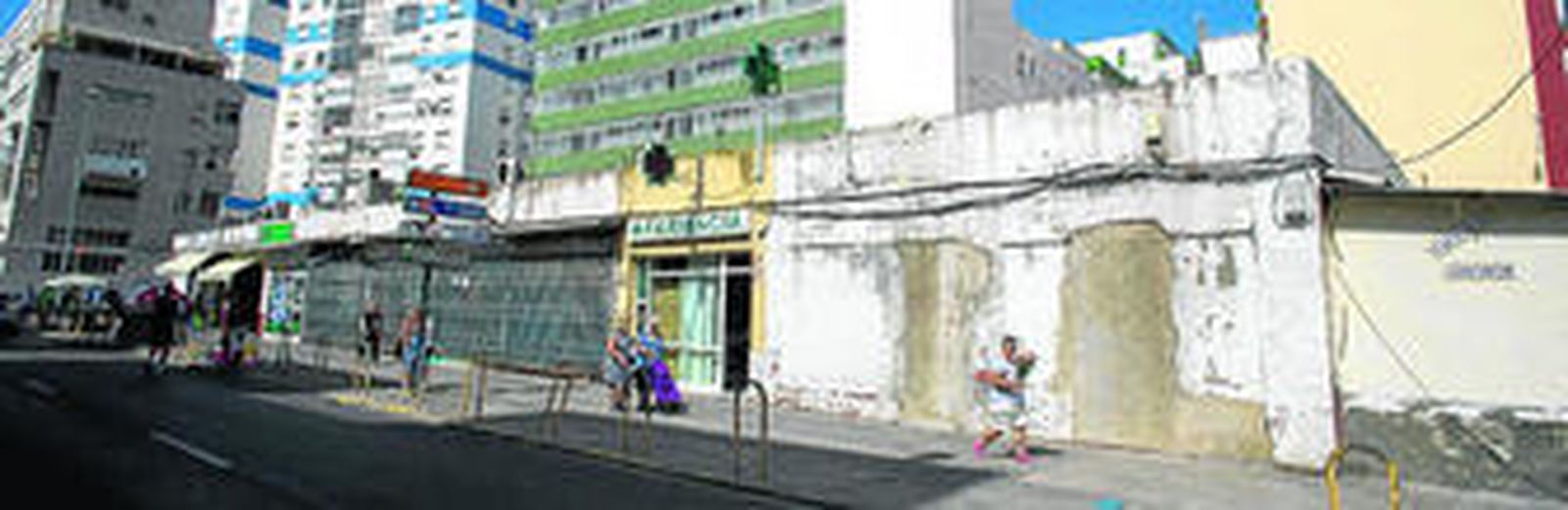 Vecinos de La Paz caminan ayer por la mañana por la zona de la calle Alcalde Blázquez donde se construirá el complejo residencial.