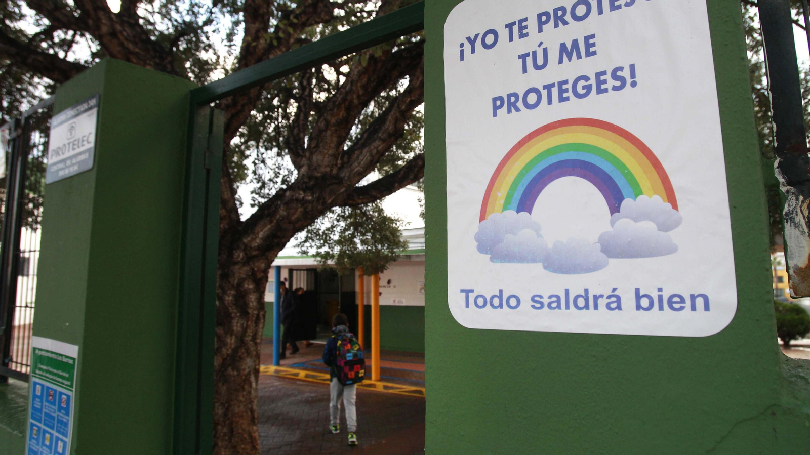 Entrada al colegio San Isidro Labrador en Los Barrios