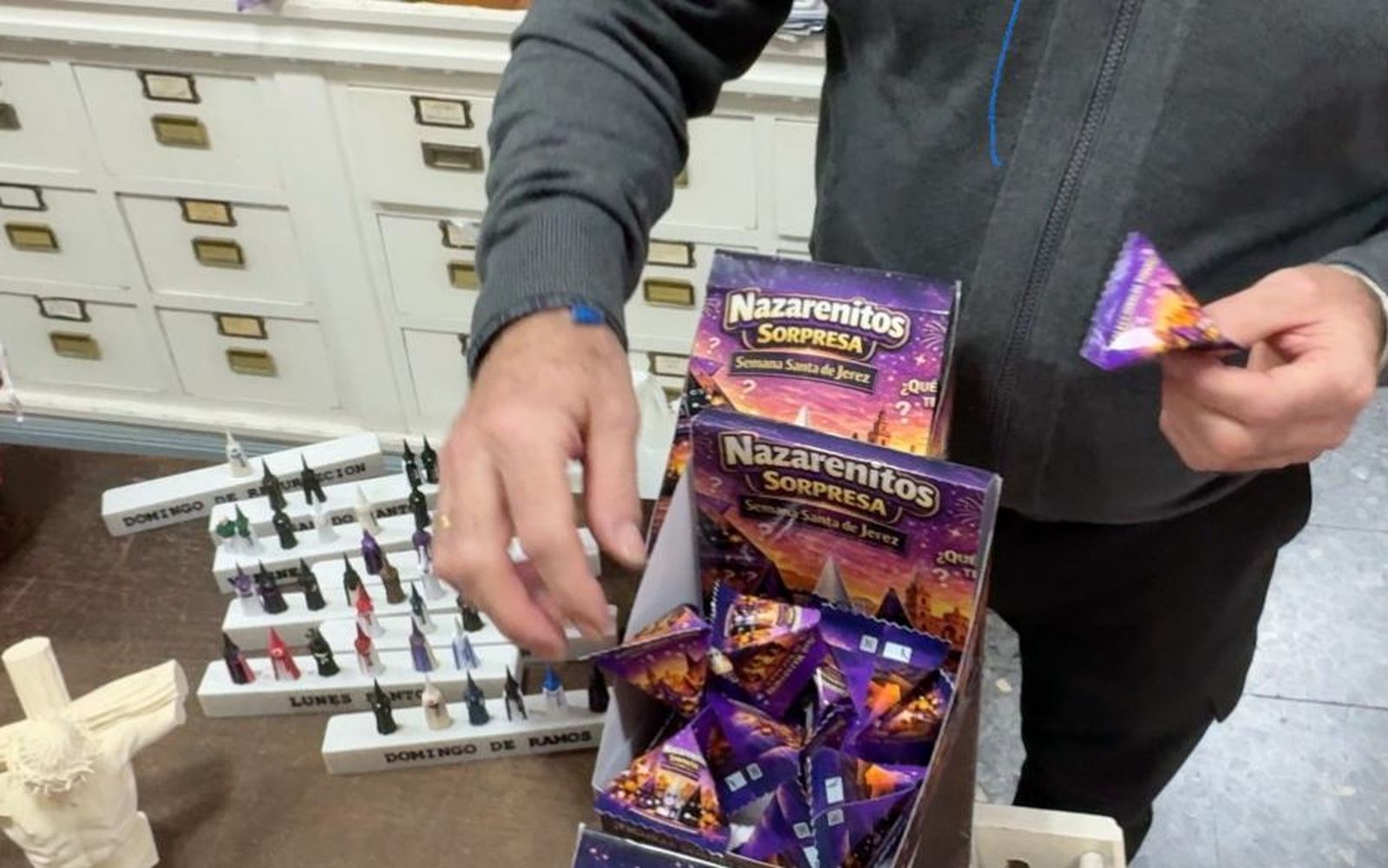 A la izquierda, el busto; en el centro las bases con los mini nazarenidos; y a la derecha, las cajas sorpresas de Casa Quevedo. (Jerez).