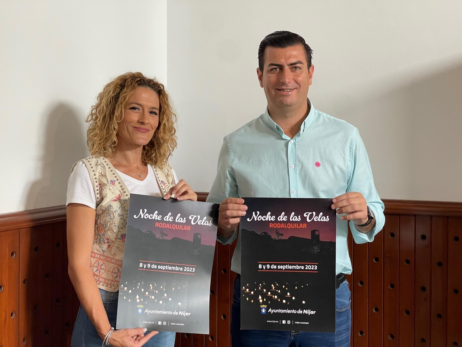 El alcalde de Níjar y la edil de Cultura muestran el cartel del evento.