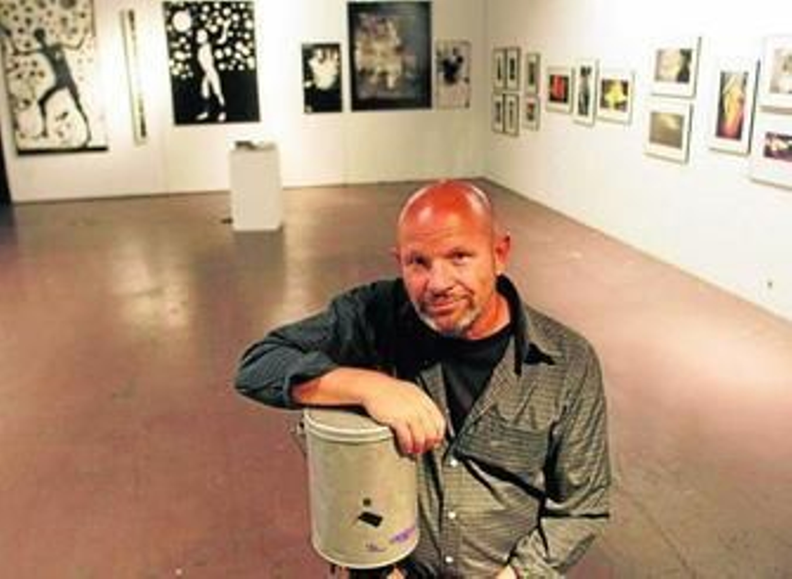 Ilan Wolff posa con una de sus cámaras, hechas con una sencilla lata, en la exposición que ayer inauguró en la Facultad de Bellas Artes. A lo largo de la muestra, el espectador puede ir descubriendo los fabulosos mundos que crea gracias a su cámara oscura. Lo más importante, "al mismo nivel que el resultado", es el proceso: "el camino" que le lleva a conquistar sus mundos irreales.