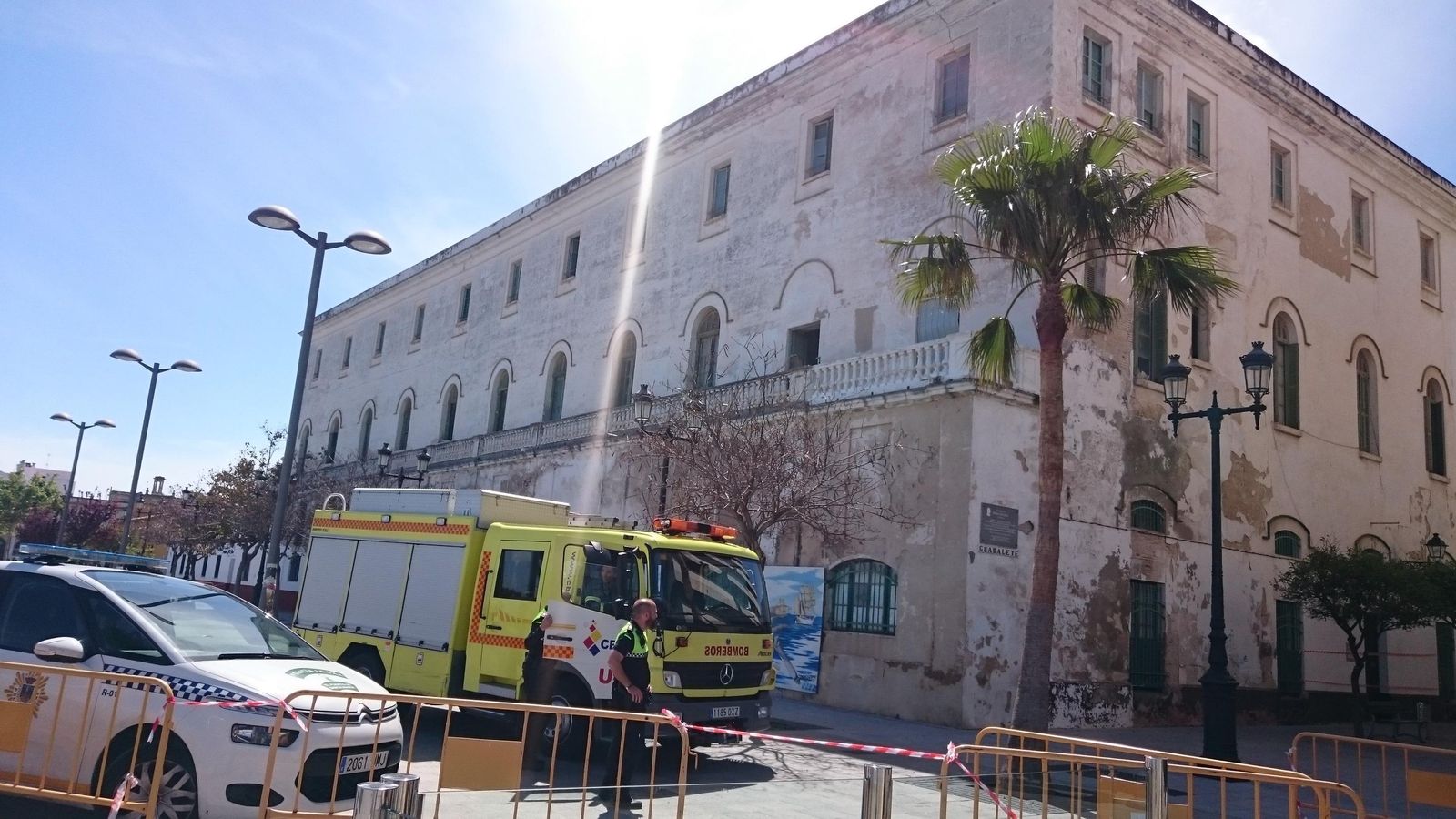Los bomberos y la Policía Local acudieron ayer a la avenida de la Bajamar para determinar la gravedad del derrumbe y acordonar la zona.