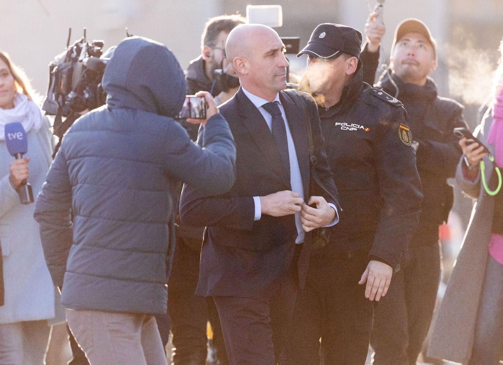 Las fotos del día de la declaración de Rubiales en el juicio