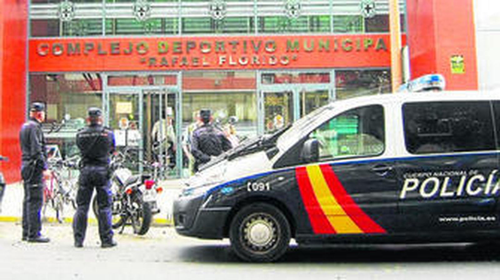 Momento en el que los agentes de la Policía Nacional procedieron a las detenciones.