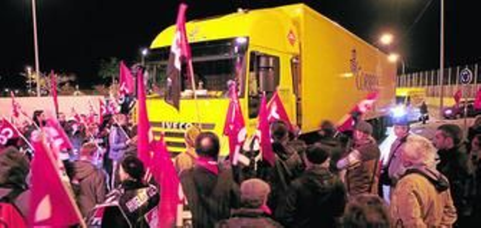 Los piquetes informativos protagonizaron momentos de tensión en la entrada de Correos.