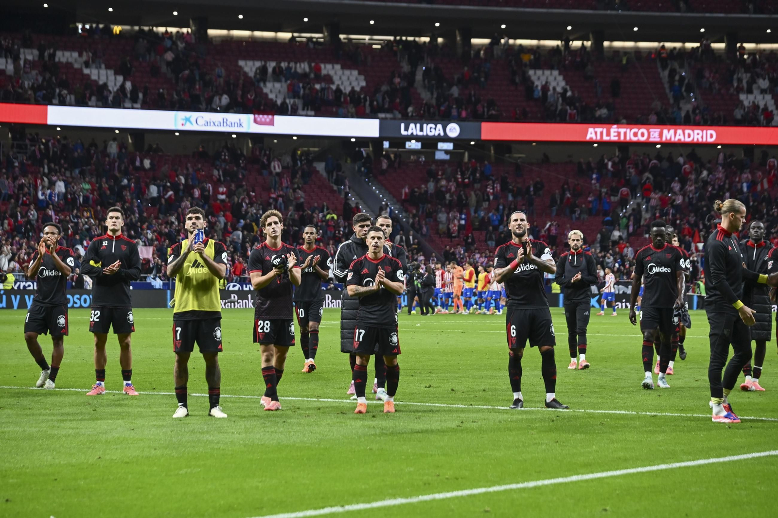 Los futbolistas del Sevilla aplauden a sus aficionados al finalizar el partido.