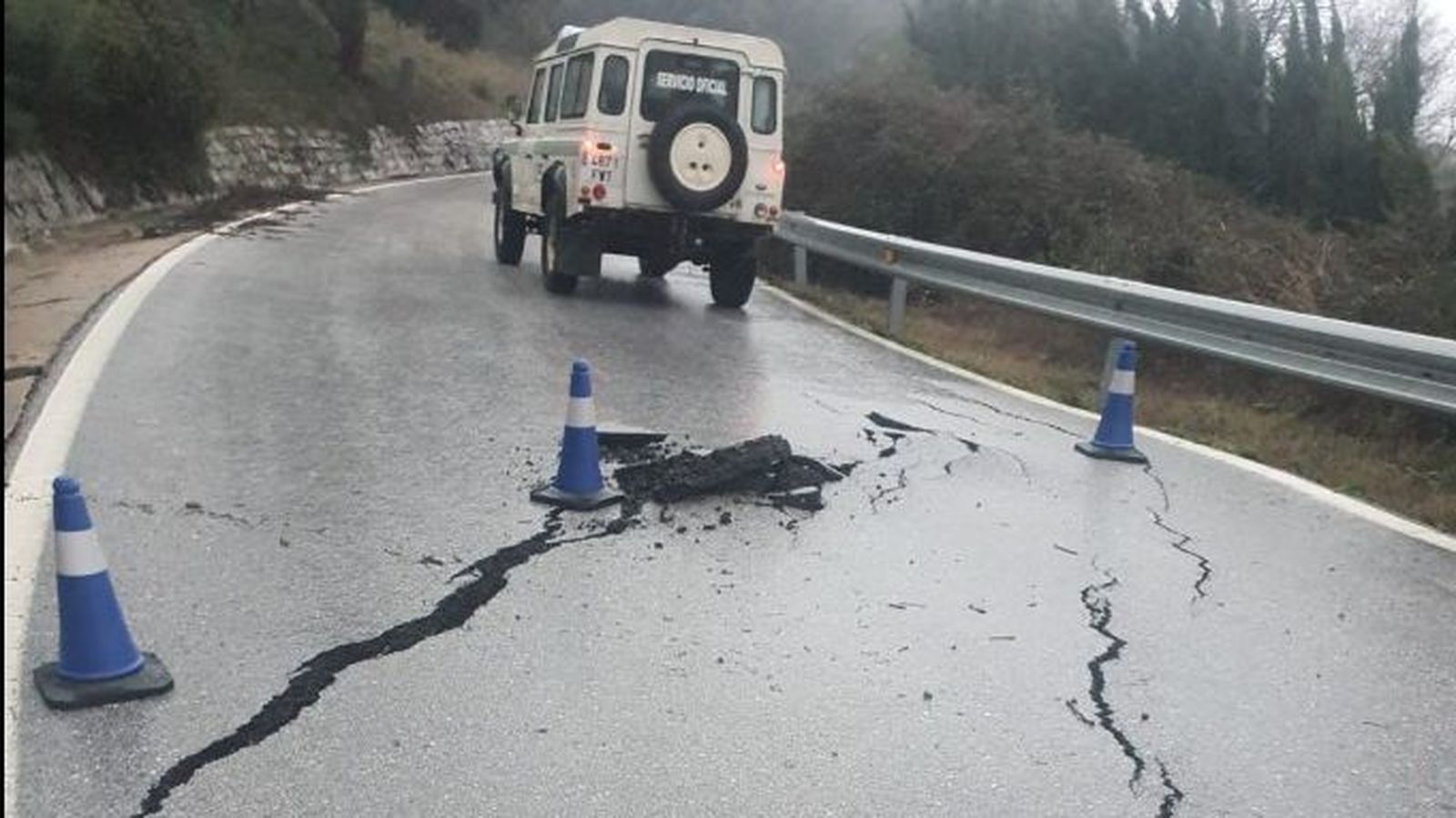 La carretera A-373, entre los kilómetros 48-49, en Jimena, dirección Ubrique.