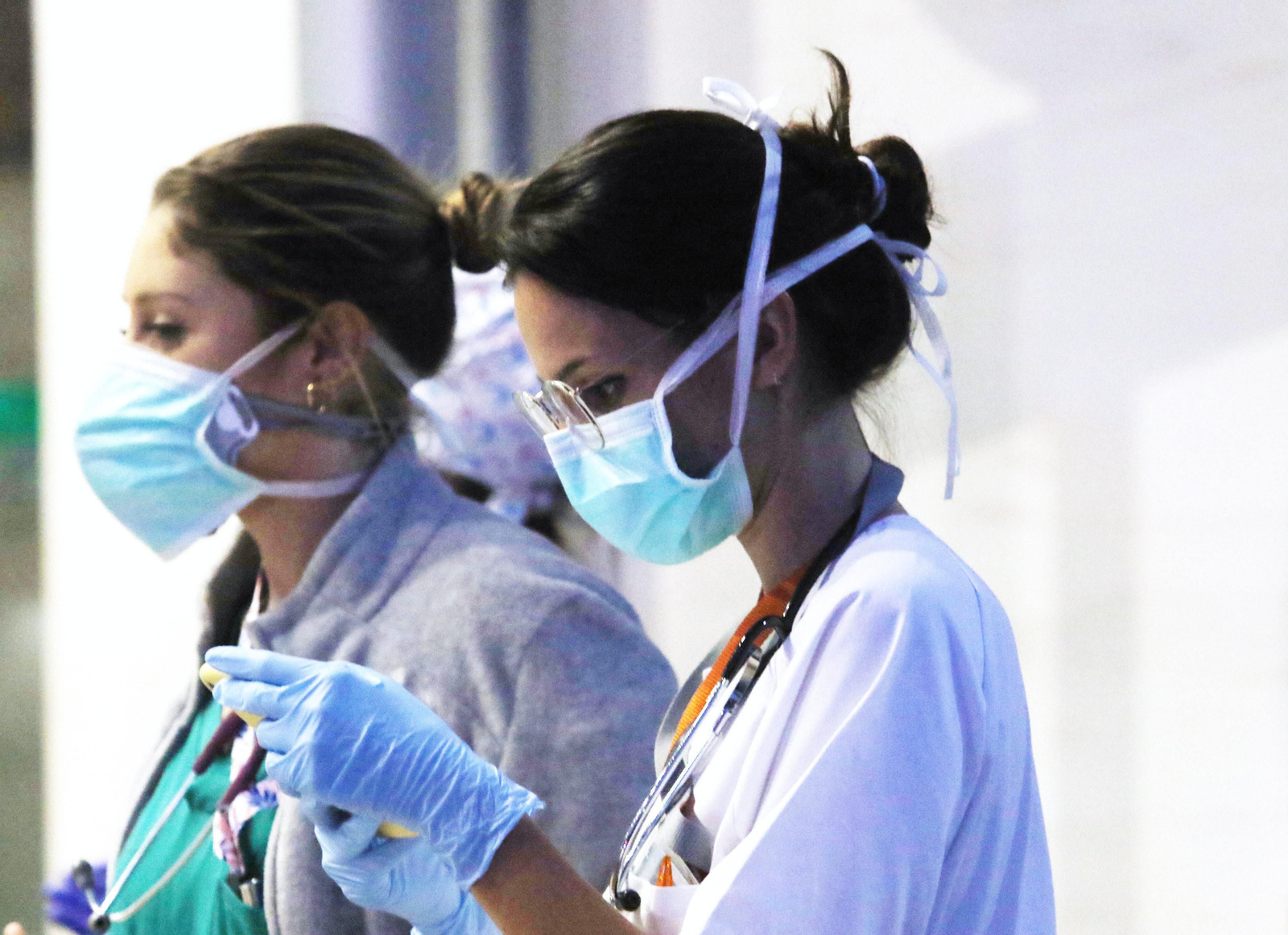 Los profesionales del Hospital Reina Sofía de Córdoba devuelven los aplausos de los cordobeses