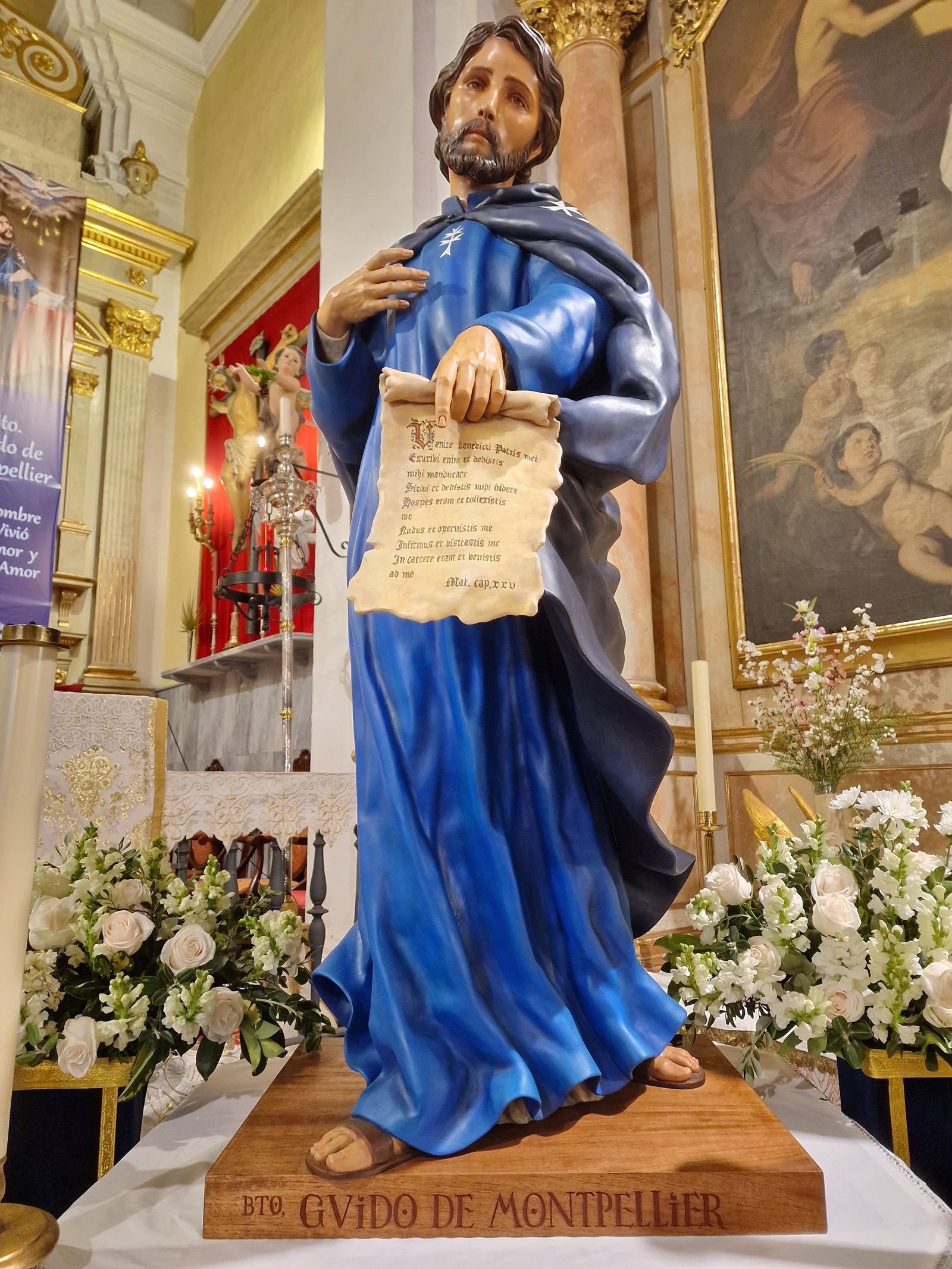 Una imagen completa de la escultura.