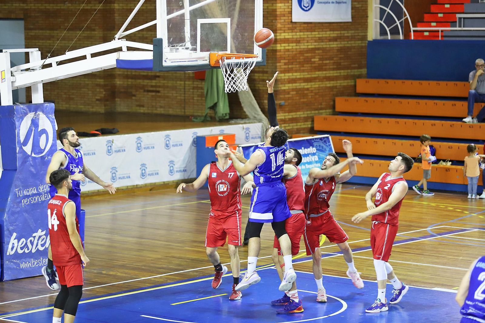Imágenes del partido de baloncesto entre el Ciudad de Huelva y el Colegio El Pinar.