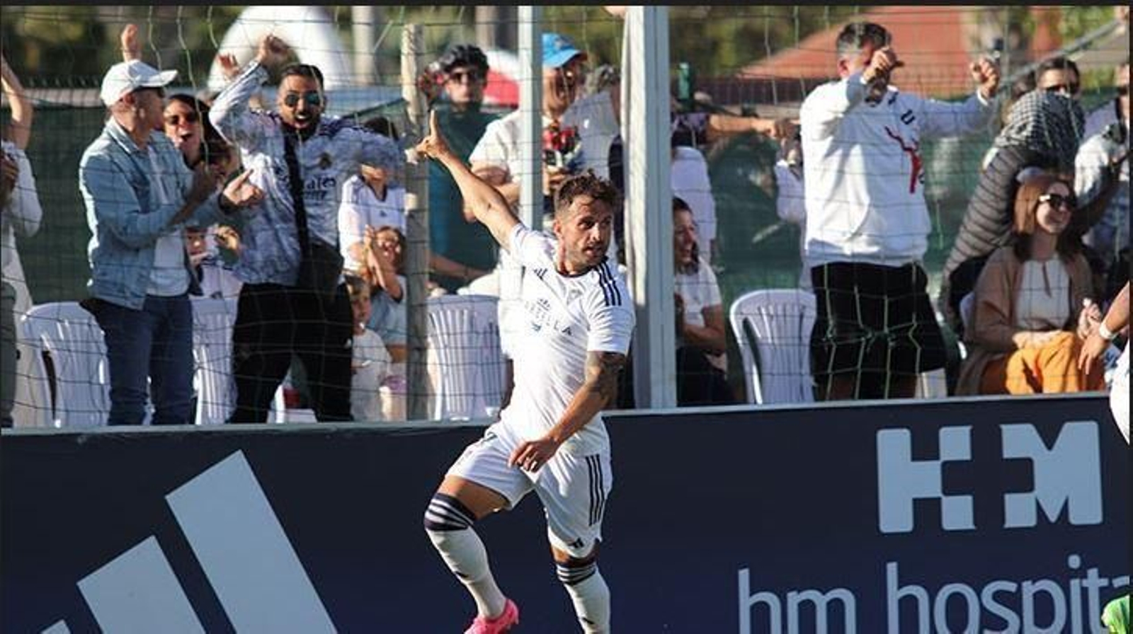 Gato celebra el gol de la clasificación del Marbella