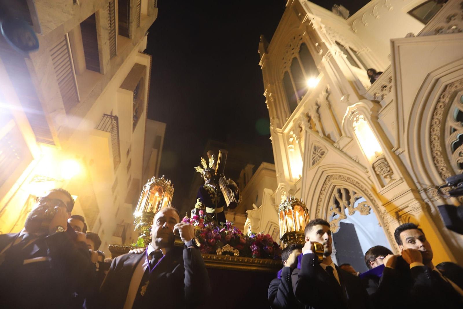 El Señor de las Penas en sus Tres Caídas, a la salida de la Milagrosa.