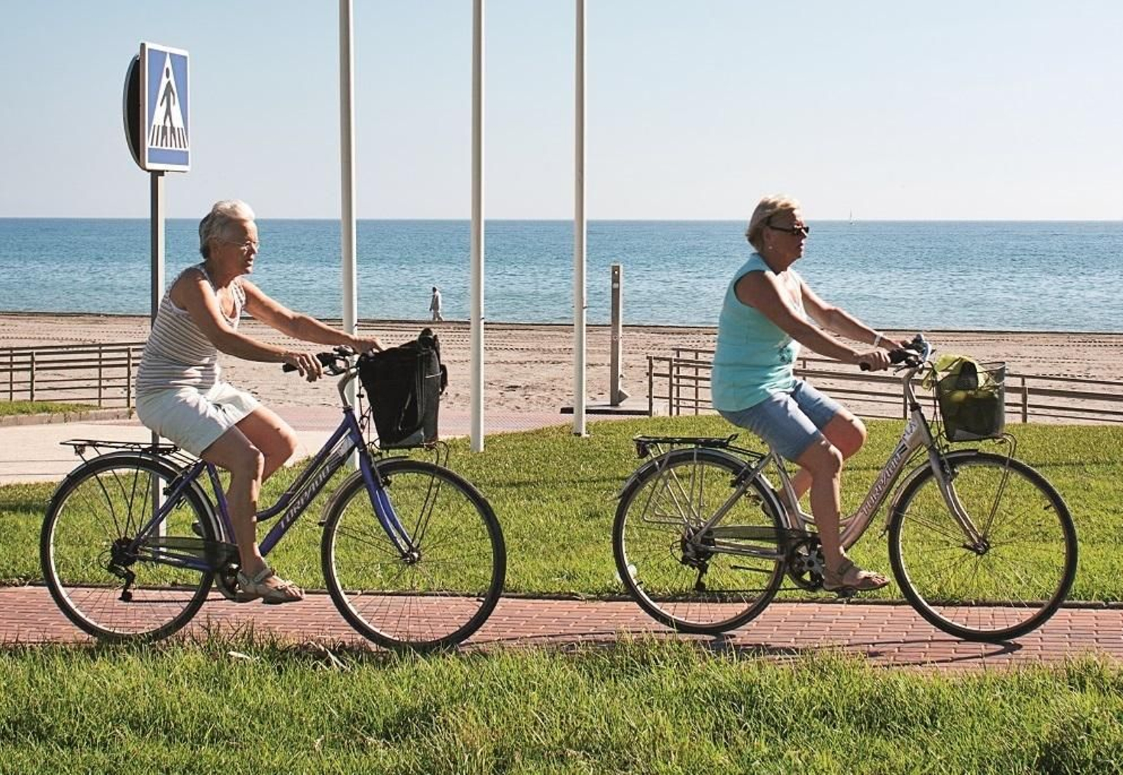 Un paseo en bici junto al mar en Roquetas.