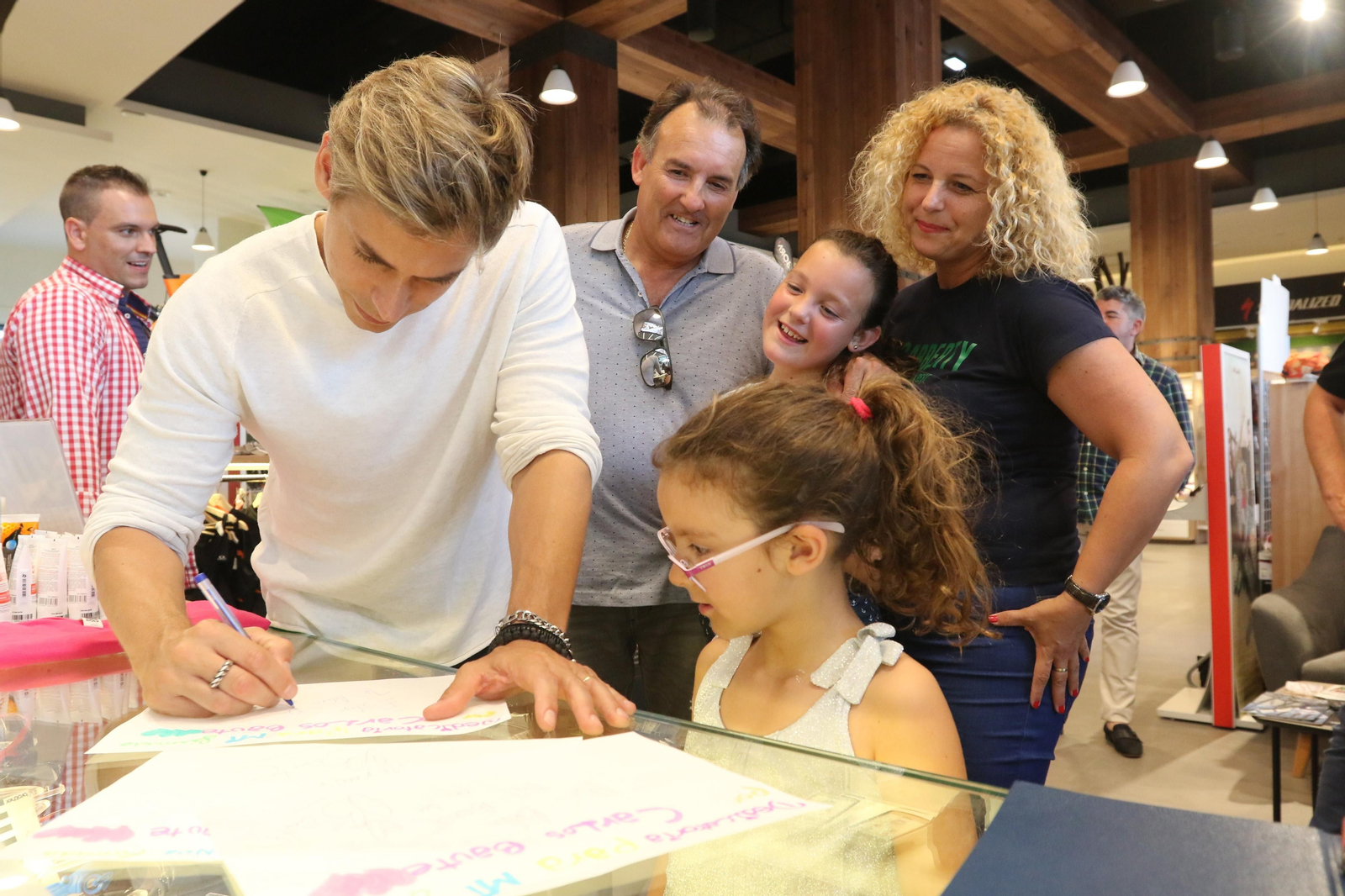 Carlos Baute firmando un autógrafo a una niña.