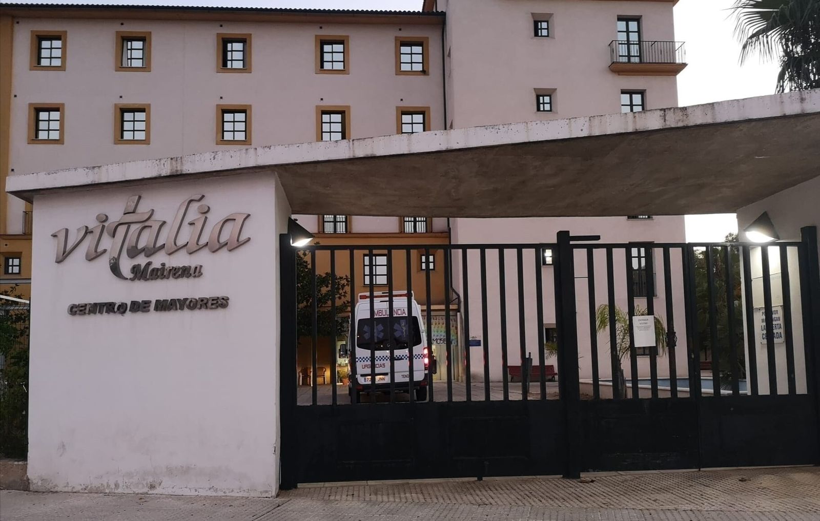 Una ambulancia en el interior de la residencia de mayores de Vitalia , en Mairena  del  Aljarafe, durante otro brote de Covid.