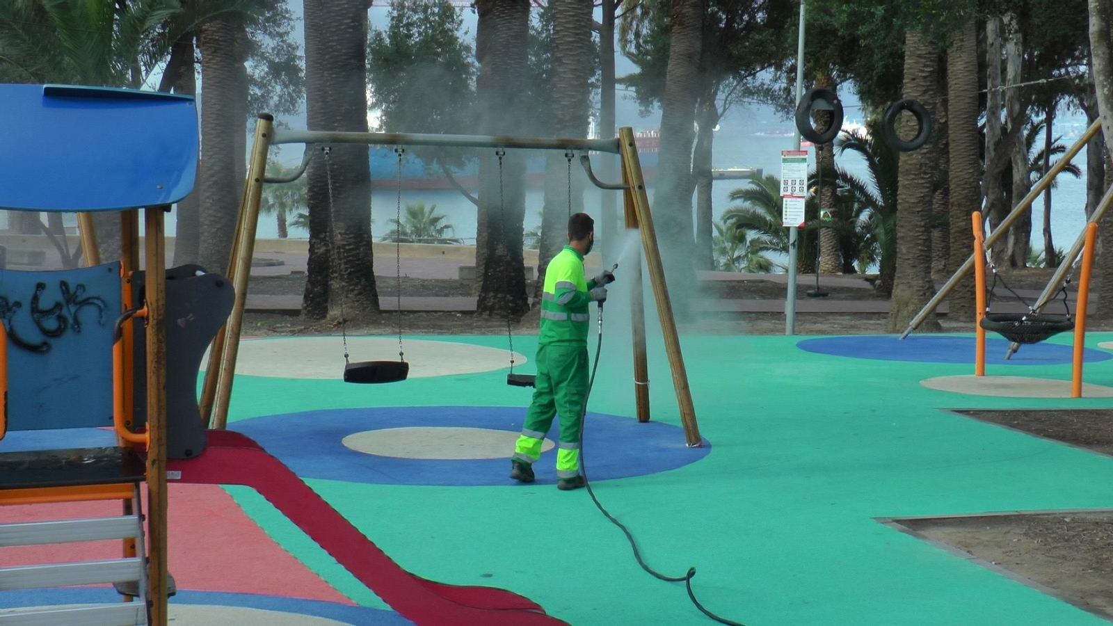 Desinfección de un parque en San Roque.