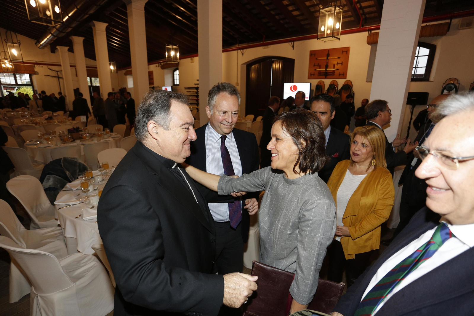 Helena Rivero saluda al obispo José Mazuelos en presencia de Mamen Sánchez, José Joly y Rafael Navas.