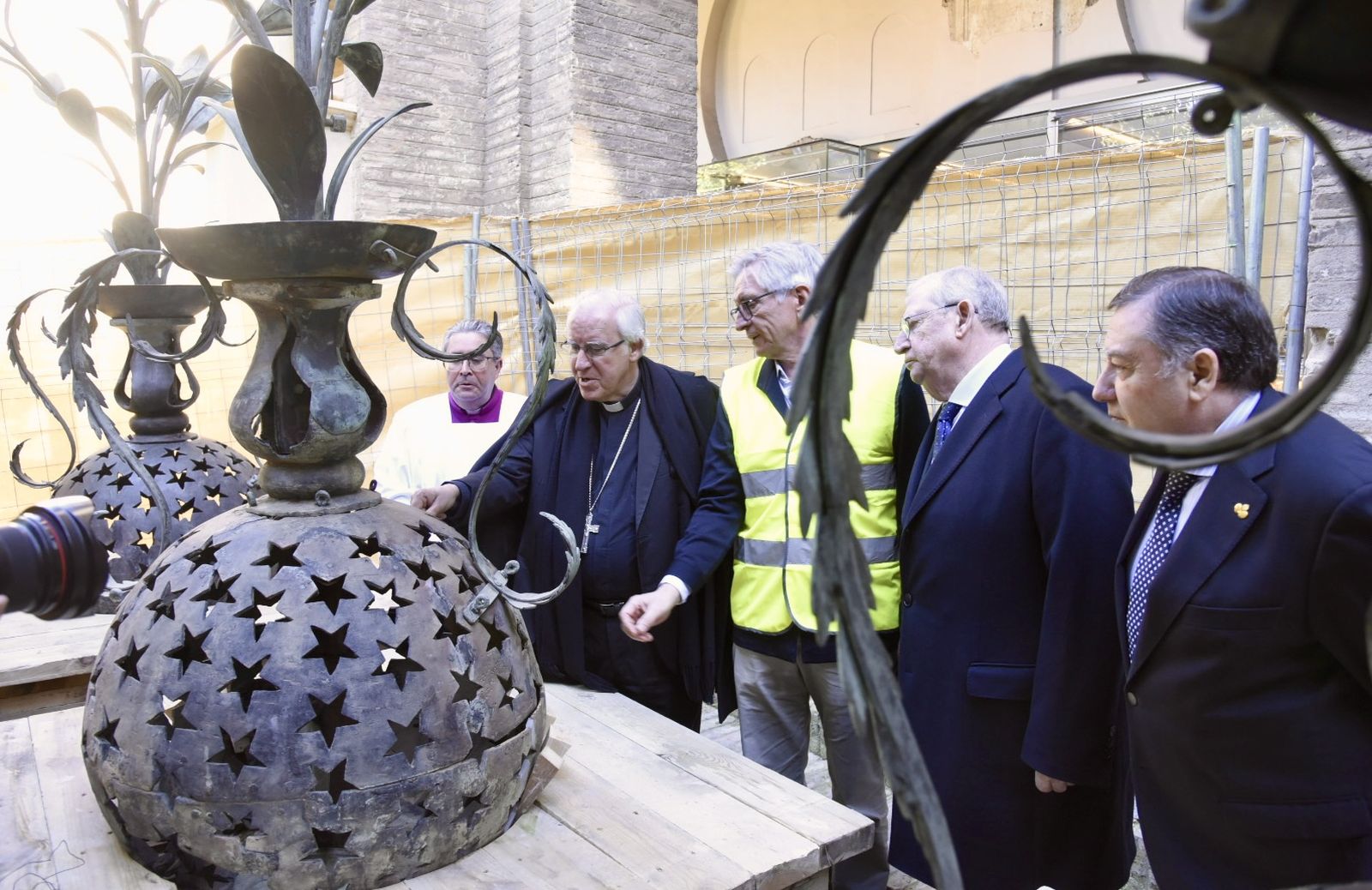 La retirada de las jarras de las azucenas de la Giralda, en imágenes