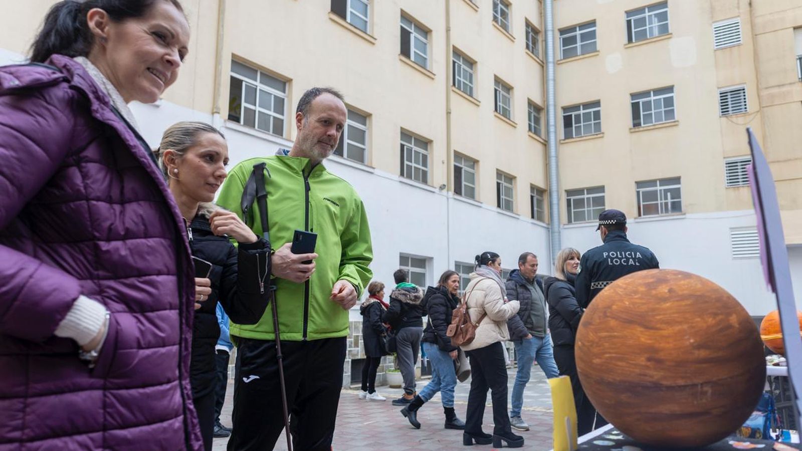 Otro de los estands en el patio principal del colegio.