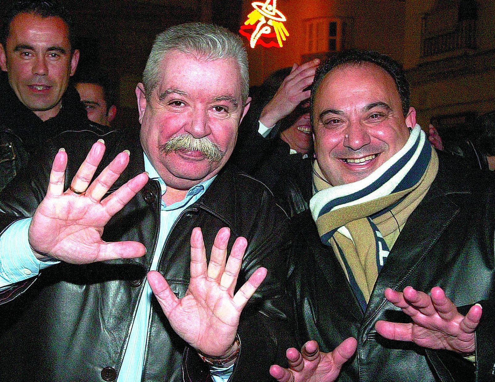 Con su compañero y amigo Julio Pardo celebrando un éxito en la plaza del Falla.