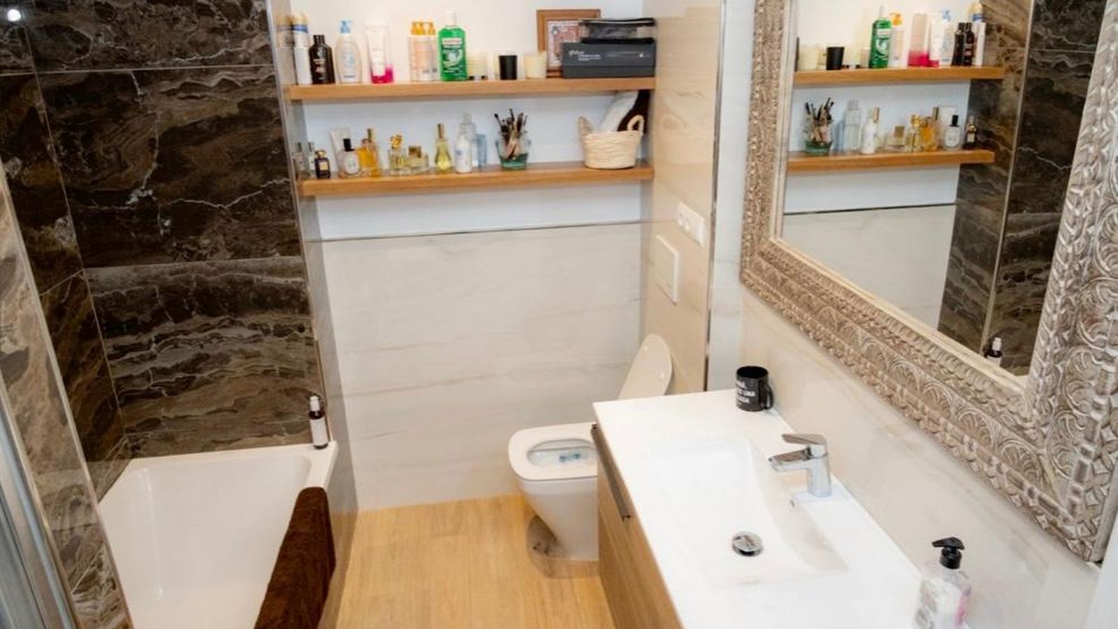 Baño principal. En  porcelánico negro blanco y madera.