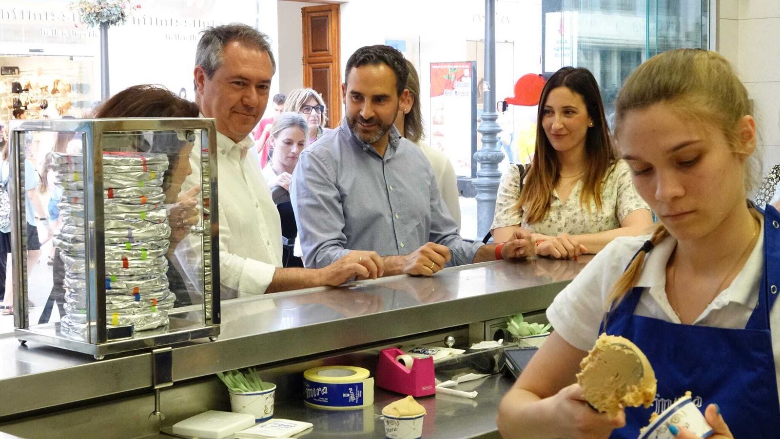 Espadas y Dani Pérez piden un helado en calle Larios a la hora que debía empezar el mitin en Huelin.