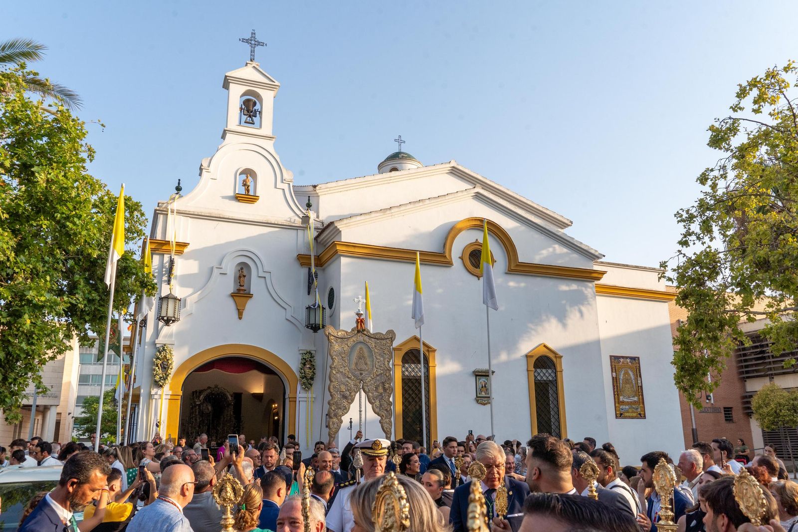 Imágenes del Rosario Jubilar rociero celebrado por las 25 hermandades filiales de la Matriz de Almonte en La Merced