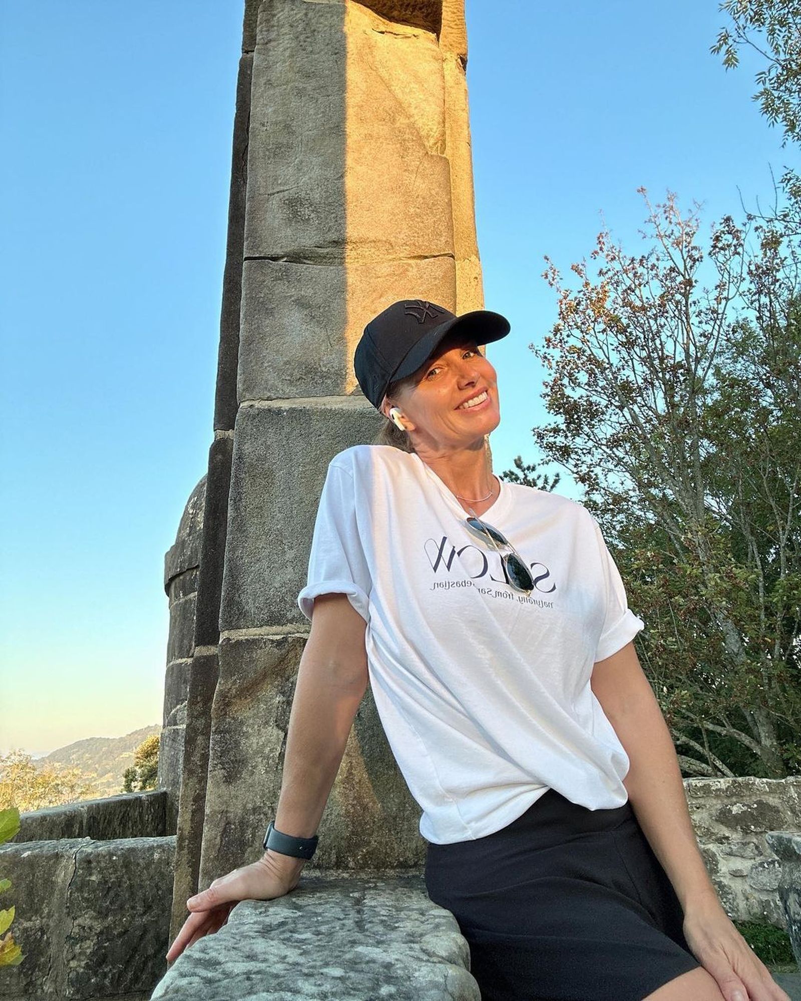 Genoveva Casanova posando en una caminata