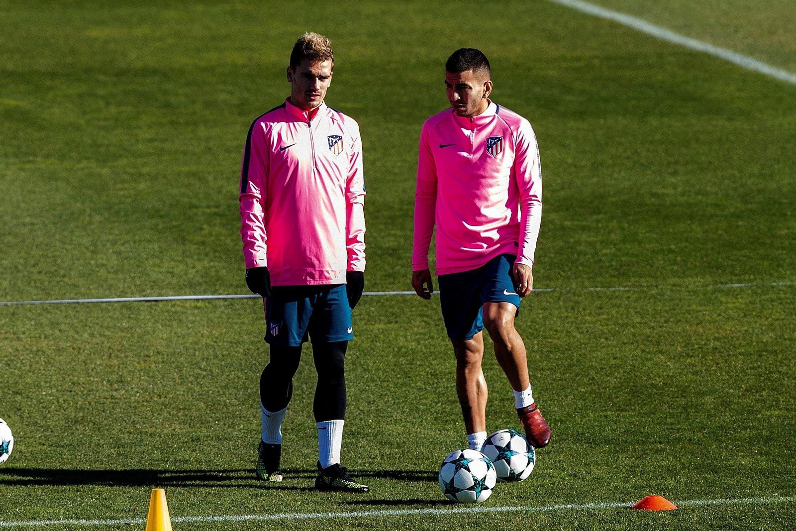 Griezmann conversa con el argentino Correa durante el entrenamiento del Atlético de Madrid.