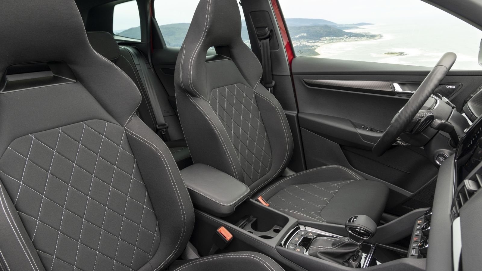 Entre los elementos diferenciadores de los Sportline están estos asientos de tipo bacquet.