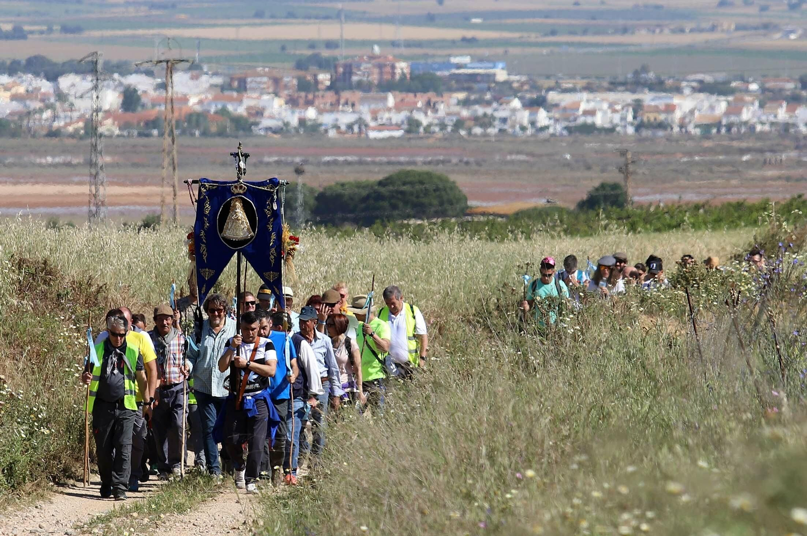 Imágenes de los presos de la cárcel de Huelva en su camino hacia El Rocío