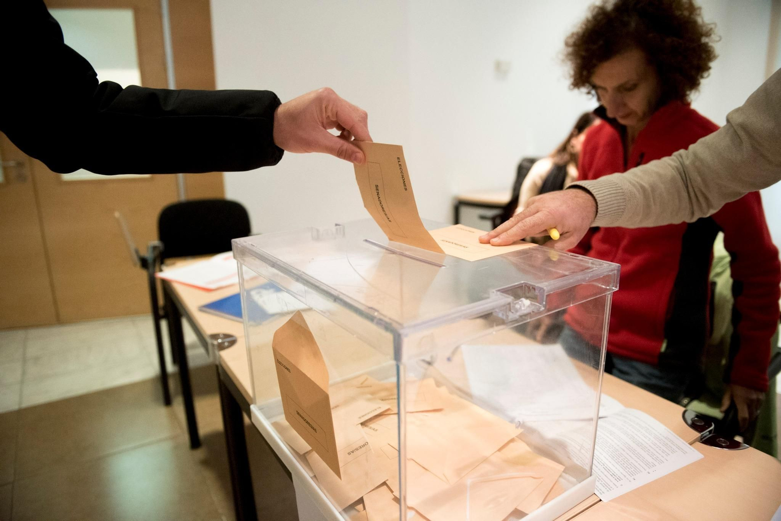 La jornada de elecciones en Granada, en imágenes