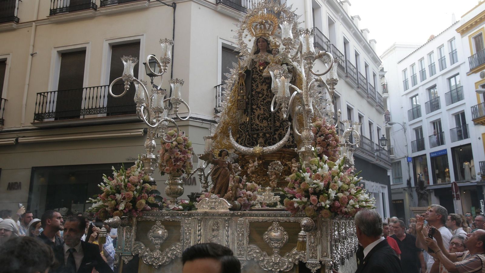 Paso de la Virgen del Carmen del Santo Ángel en la calle Tetuán