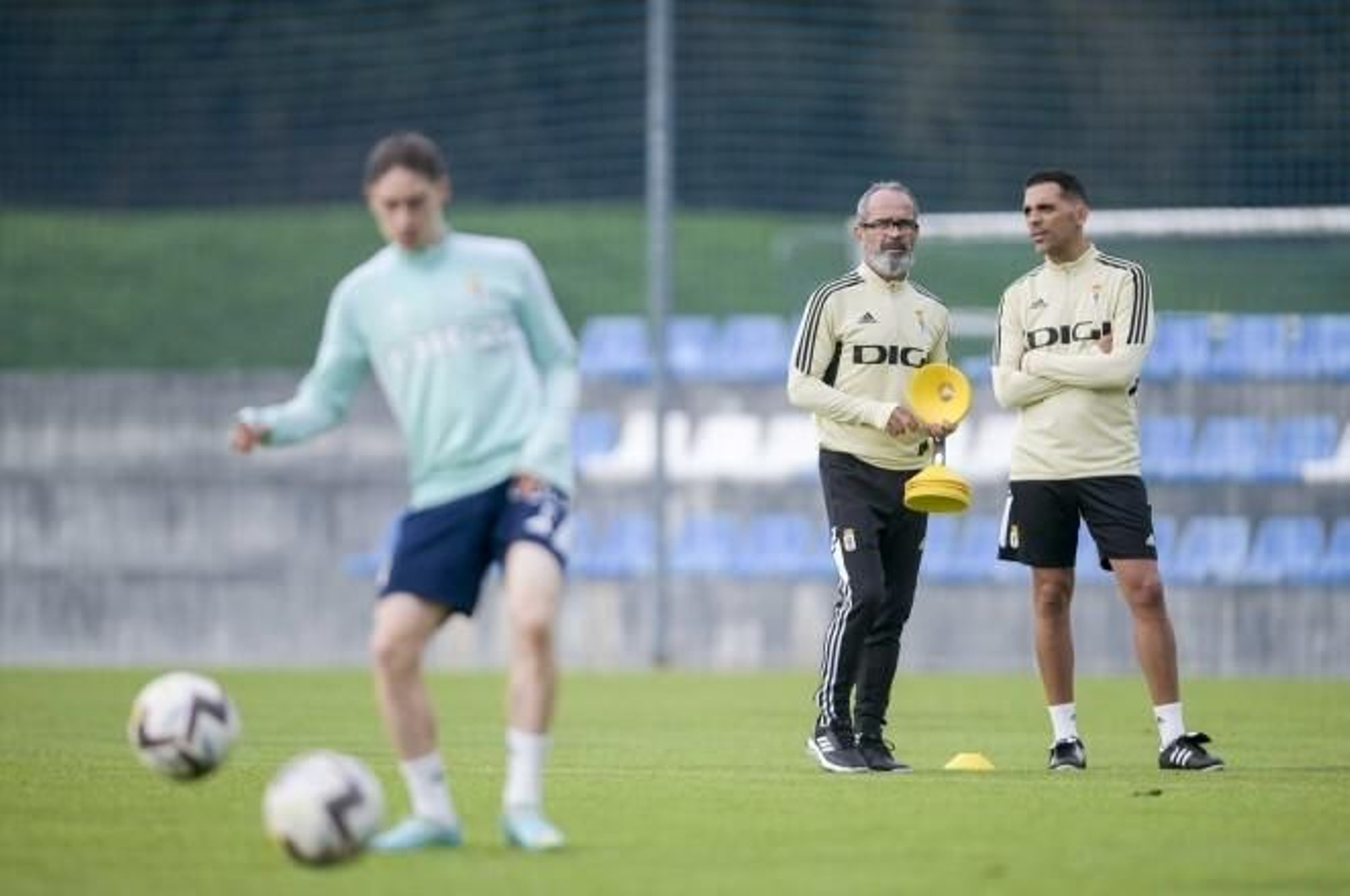 Álvaro Cervera habla con su ayudante