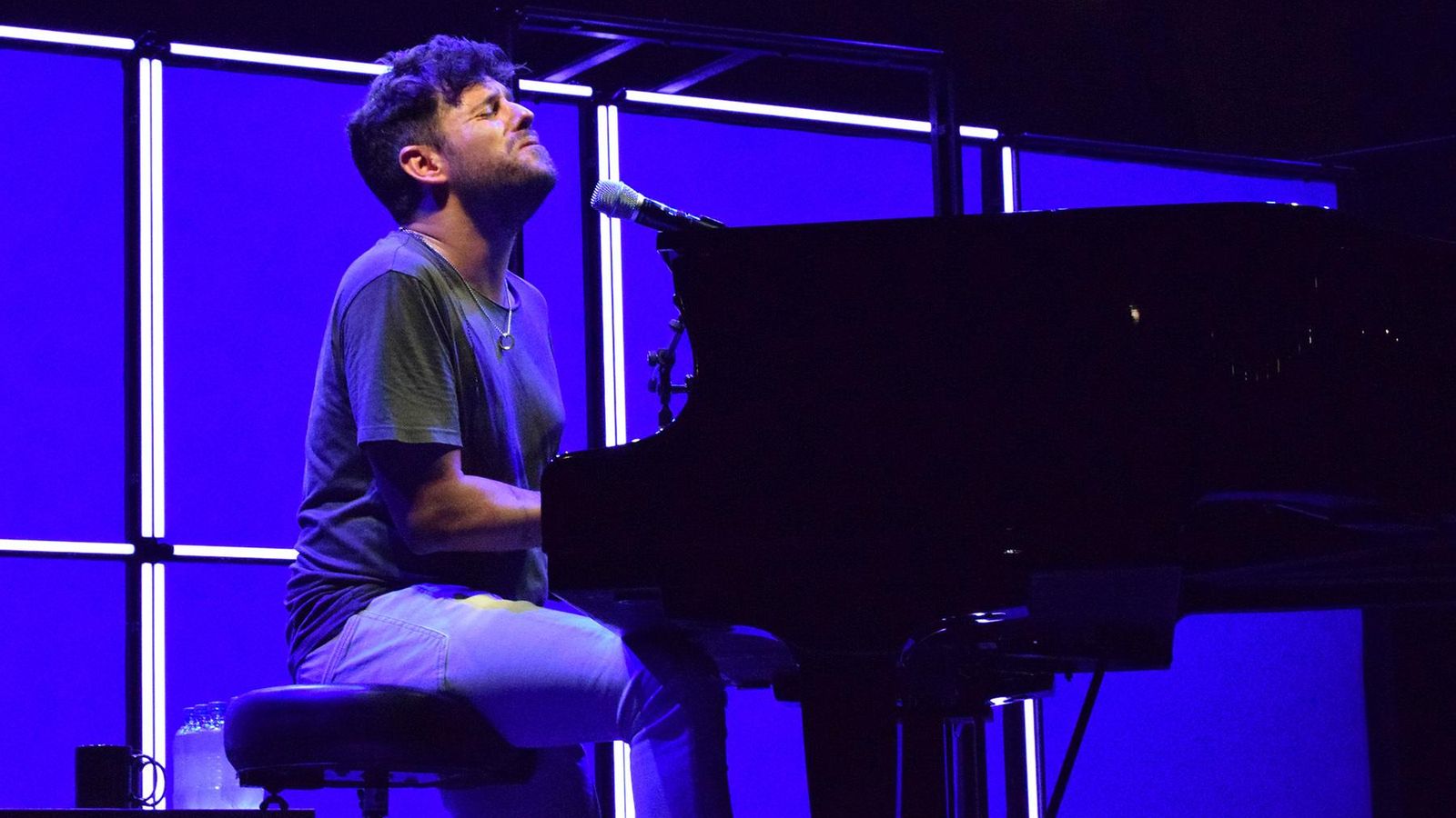 El artista malagueño, durante su concierto en El Puerto.