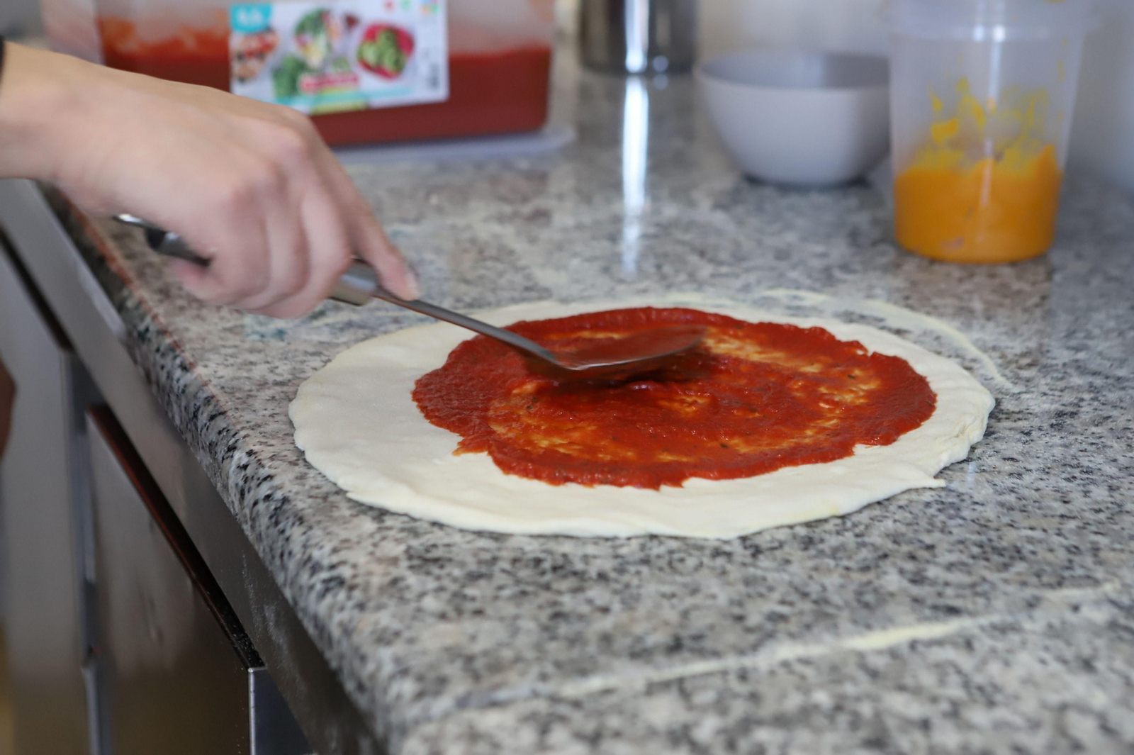 Elaboración de pizzas al autentico estilo italiano en Pizzeria Napoli, en imágenes
