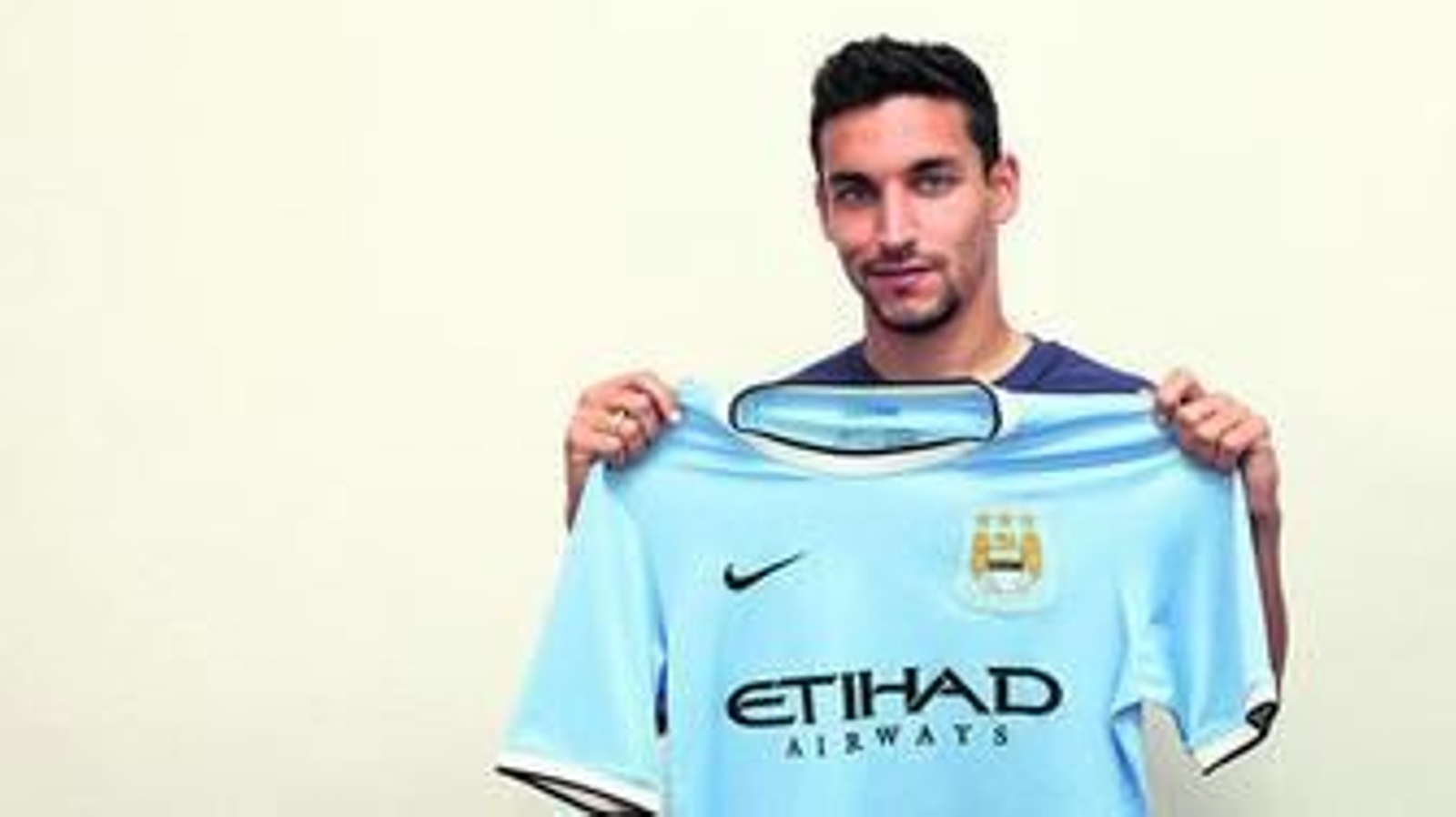 Jesús Navas posa con la camiseta de su nuevo equipo.