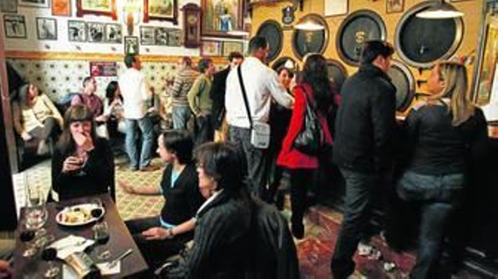 Comensales disfrutan de los platos de un restaurante en Córdoba.