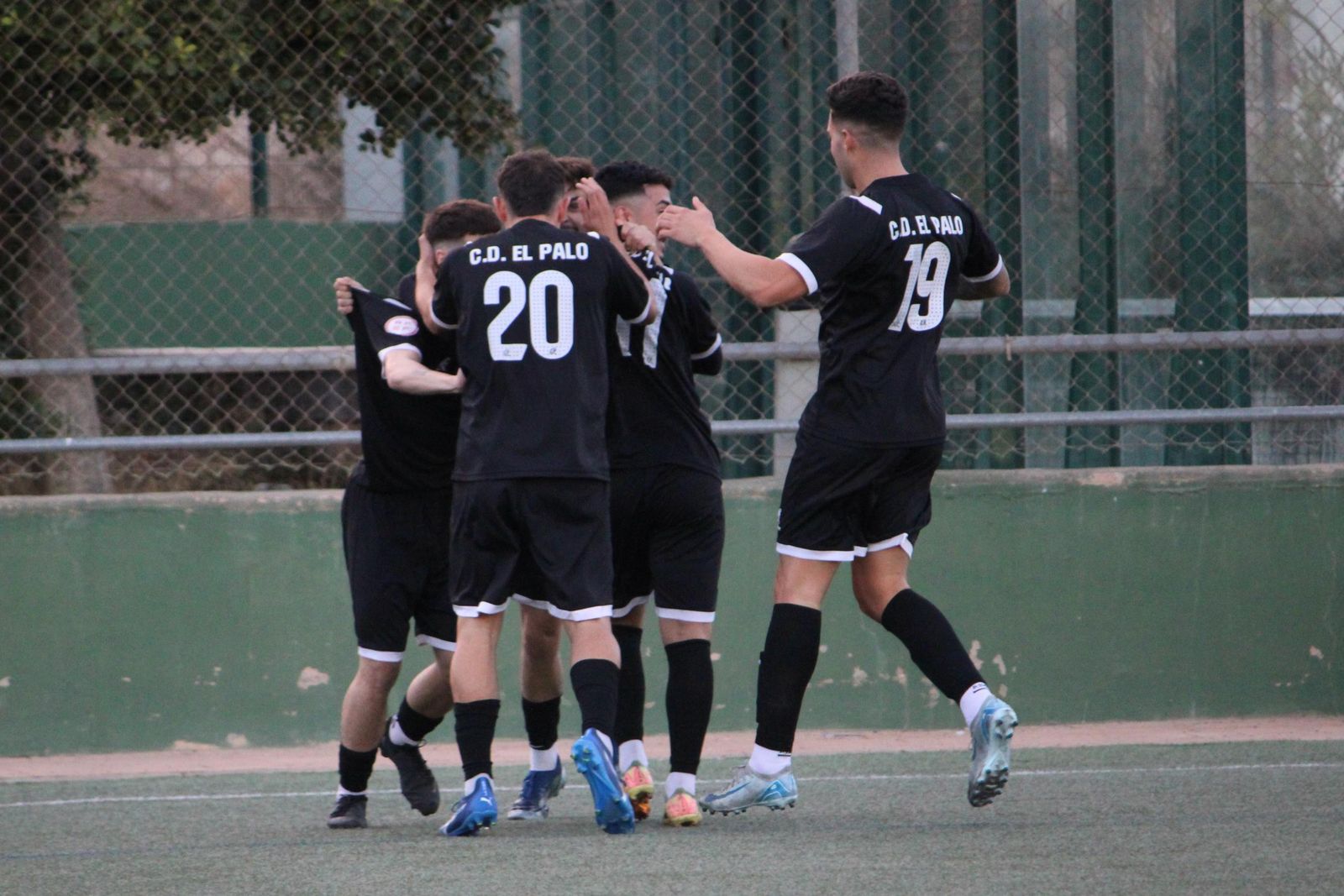 Los malagueños celebran un gol en su encuentro frente a los almerienses en la Ciudad Deportiva de Los Ángeles.