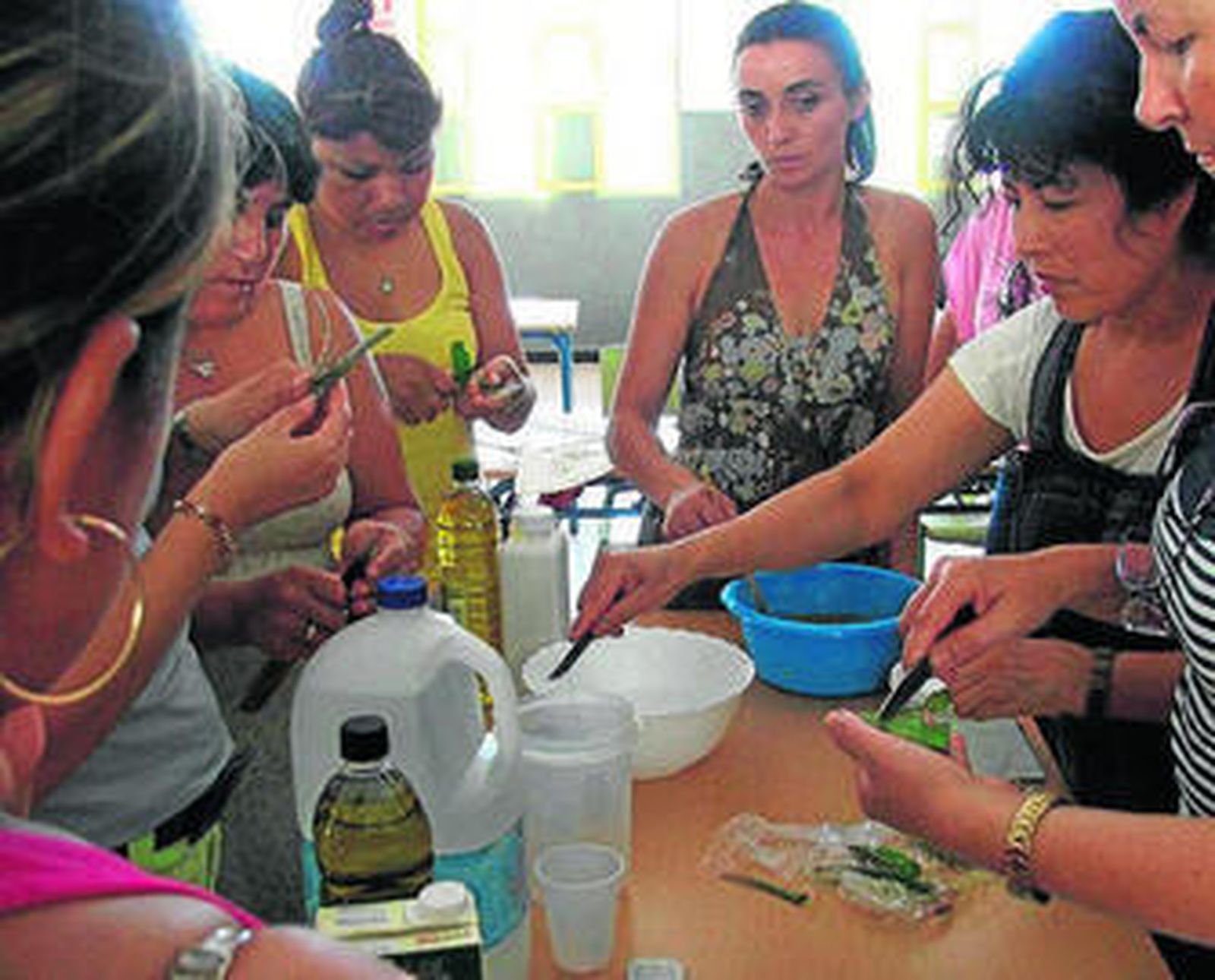 Mujeres en el taller de cosmética natural.